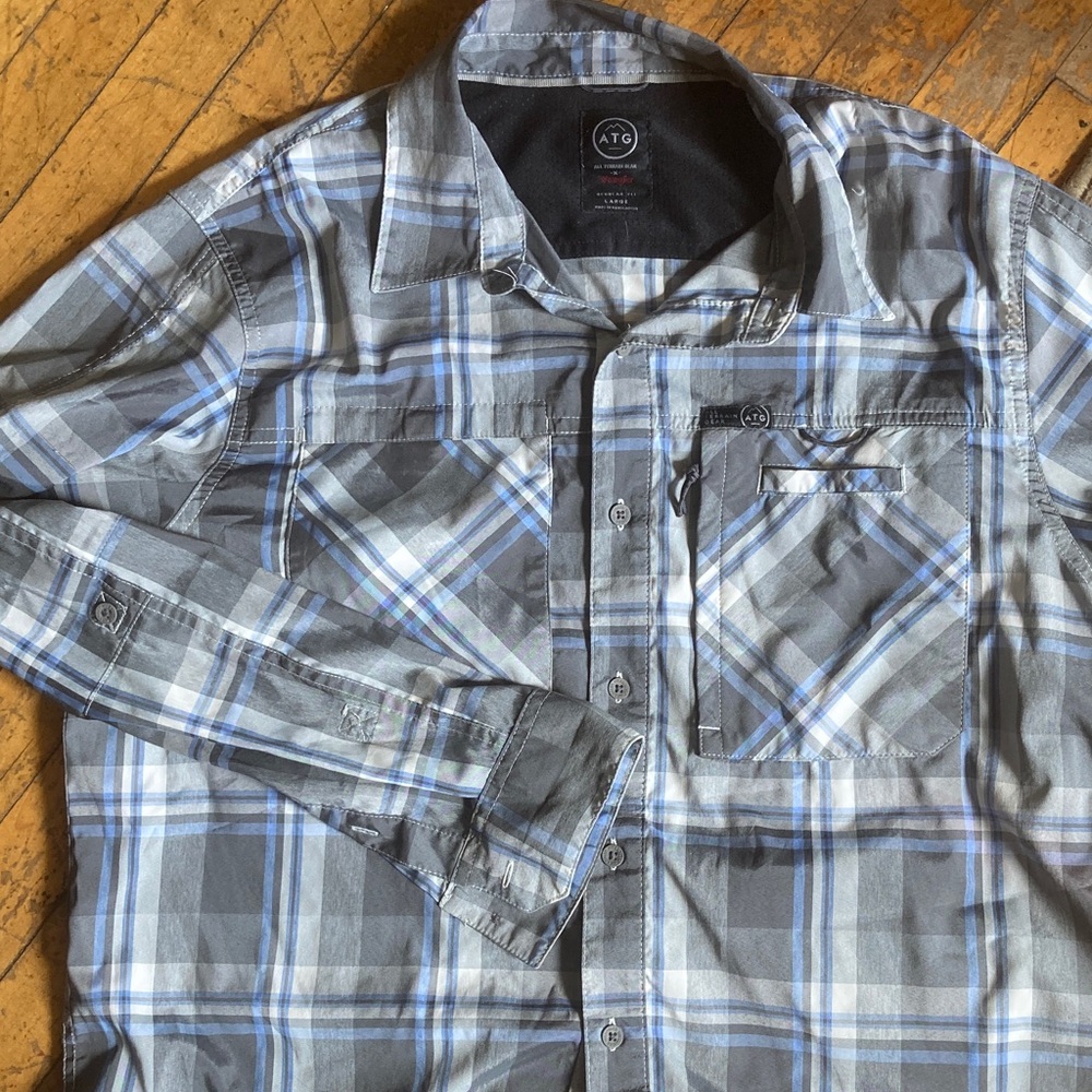 Wrangler Gray and Blue Plaid Casual Button Down Shirt